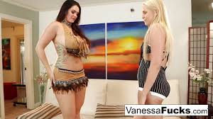 Vanessa Cage, cô nàng tóc vàng mông to, bị cưỡng hiếp tập thể qua đường hậu  môn dữ dội