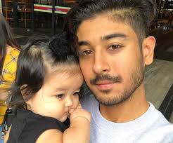 He released a debut single called katakan through faithful music. Anak Harris Baba Cedera Terkena Lampu Siling Jatuh Murai My