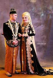 Jan 24, 2019 · sesuaikan gaun pengantin dengan tema pernikahantema pesta kebun atau tema yang berbau santai anda dapat memilih gaun pengantin tea length. Baju Pengantin Adat Jawa Pakai Jilbab
