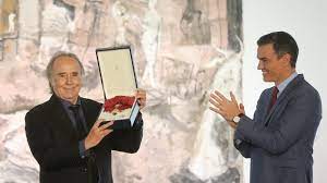 Pedro Sánchez condecora a Serrat con la Gran Cruz de Orden Civil por su  carrera