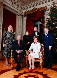 Hele kongefamilien samles i julen. Kongefamiliens Julebilder 2019 Mette Marits Valg Vekker Oppsikt