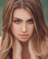 Sarah Crain's Instagram, Twitter & Facebook