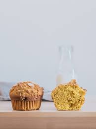 Una volta incorporato il tutto, non vi resta che comporre i vostri muffin zucca e amaretti. Muffin Alla Zucca Con Amaretti E Glassa Al Cioccolato The Eat Culture
