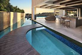Une Piscine En Dessous De L Escalier In 2020 Outdoor Decor Outdoor Villa