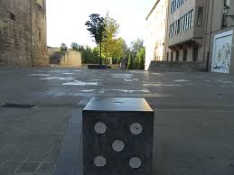 Okalimotxo es un juego que basado en el juego clásico de la oca plantea seguir a través de un tablero en el que cada casilla se expone algún reto que tenga como objetivo hacer beber a las personas o a los distintos participantes del juego. Visitas Guiadas A La Plaza Del Juego De La Oca En Logrono Holarioja