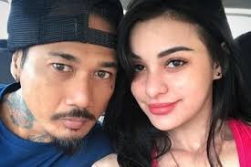 Saya akan beri imbalan, dan untuk laki2 ini perlu saya laporkan atas fitnahannya, menurut saya dia tidak menghargai perempun dan bahkan ibu saya mengandung saya bukan 9 bulan tpi 12 bulan, lalu seenaknya dia. Geram Dituding Transgender Istri Jerinx Buktikan Dirinya Wanita Tulen Dengan Satu Hal Ini Semua Halaman Pop Grid Id