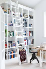 Nun kann und möchte aber nicht jeder große bücherregale aufstellen und zudem noch viel geld in die regale investieren. Schon Bucherwand Mit Leiter Floor To Ceiling Bookshelves Bookshelves Library Ladder