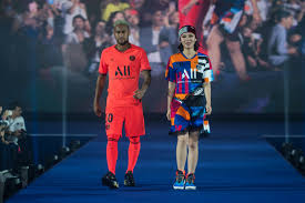 Simple et un bon suivi de commande et un livraison rapide ! Le Nouveau Maillot Exterieur Jordan Du Paris Saint Germain 2019 2020 Revele En Grandes Pompes A Shenzhen Chine Sportbuzzbusiness Fr