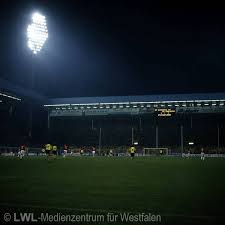 Im bild die neu installierte leuchtende rasenheizung. Westfalenstadion Signal Iduna Park Bvb Stadion Mediendatenbank