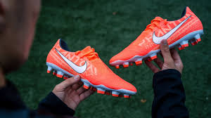 Born 21 august 1988) is a polish professional footballer who plays as a striker for bundesliga club bayern munich and is the captain of the poland national team.he is renowned for his positioning, technique and finishing, and is widely regarded as one of the best strikers in the world, and one of the best players in. Lewandowski Schuhtest Nike Phantom Venom Review 80 Academy Version Youtube