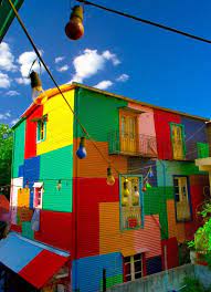 Açık sarı renkte çok hoş bir dış cephe rengi. Renkli Dis Cephe Uygulamalari Colorful Places Colourful Buildings World Of Color