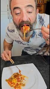 apple you gotta add a hand-spoken Italian 🤌🏽 for a better understanding.  What a fun moment, sharing laughter, joy and a lot of food! 🍝🍕 I am  already learning French and adding