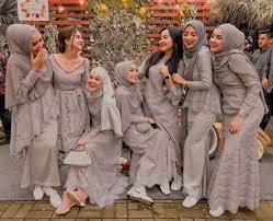 Nonton film temen kondangan (2020) streaming movie subtitle indonesia gratis download online | layarlebar24. 9 Ide Brilian Padukan Busana Formal Dengan Sneakers Ke Kondangan Siap Siap Jadi Pencuri Perhatian