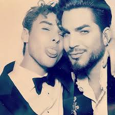 Since 2009, he has sold over 3 million albums and 5 million singles worldwide. Adam Lambert Ist Frisch Verliebt Bild Des Tages 28 03 2019 Queer De