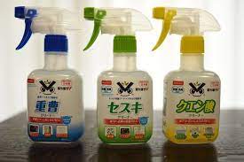 毎日のキッチン掃除をサポートしてくれるダイソーのお掃除三兄弟スプレー 重曹クリーナー セスキクリーナー クエン酸クリーナー を 調理師のタナカ タカコさんに紹介してもらいました お掃除 キッチン 掃除 重曹 お風呂