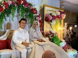 Mohamad fitri bin mohamad haris atau dikenali sebagai fitri haris merupakan salah seorang penyanyi nasyid yang terkenal di malaysia dan dilahirkan pada 5 jun 1984 di kuala pilah, negeri sembilan. Fitri Haris Nikah Pengurus Sendiri Selepas 3 Kali Menduda Solat Istikharah Hanya Nampak Wajah Dia Hiburan Mstar