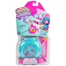 The kidkraft farmhouse table and 4 chair set provides a functional place for your children to work on creative activities, and a design that will stand the test of time. Kidkraft Farmhouse Table 4 Chair Set Espresso Toys R Us Canada