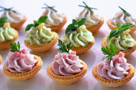 La pasta frolla salata è molto indicata per realizzare delle gustose torte salate, oppure piccoli antipasti da offrire ai propri ospiti, in attesa della portata principale. Tartellette Salate Lucake