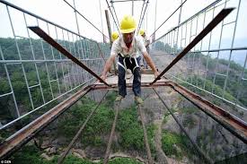 Ini bukan kecelakaan di jembatan kaca pertama dari jenisnya di china. Jambatan Kaca Terpanjang Di Dunia Kini Di China Mynewshub
