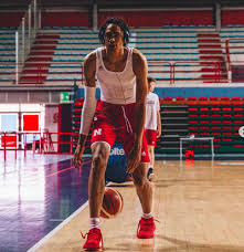 He played college basketball for the western kentucky hilltoppers and the nebraska cornhuskers. Hytpl Mudkhctm