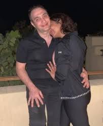 وتضمن التسجيل الصوتي مزاعم اعتراف حسين بأن ابنه يتحكم في جميع الحسابات المالية لشيرين، ويأخذ أموالاً من حساباتها دون الرجوع لها. ÙÙŠ ÙˆØ¶Ø¹ÙŠØ© Ø±ÙˆÙ…Ø§Ù†Ø³ÙŠØ© Ø´ÙŠØ±ÙŠÙ† Ø¹Ø¨Ø¯ Ø§Ù„ÙˆÙ‡Ø§Ø¨ ØªÙ†Ø´Ø± ØµÙˆØ± ØªØ¬Ù…Ø¹Ù‡Ø§ Ù…Ø¹ Ø²ÙˆØ¬Ù‡Ø§ Ø­Ø³Ø§Ù… Ø­Ø¨ÙŠØ¨ ØªØ±ÙƒÙŠØ§ Ø§Ù„Ø¢Ù†