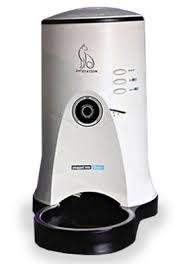 With a good quality automatic cat feeder for wet food, you can ensure that you will sleep soundly through the night and that your furbaby will be happy and receive its midnight treat or meal on time. Automatic Cat Feeder Reviews What S The Best Feeder For Your Cat