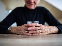 Sollten sie zu der annahme gekommen sein, dass der partner / die partnerin, ein familienmitglied oder ein guter freund deutlich mehr alkohol konsumiert als ihm / ihr guttut, ist es wichtig, den alkoholkonsum nicht zu ignorieren oder zu verharmlosen. Riskanter Alkoholkonsum Ab Wann Ist Man Alkoholiker Liebenswert Magazin