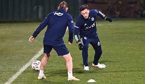 The super lig club posted photographs of arsenal midfielder ozil boarding a plane and tweeted: Mesut Ozil Completes Fenerbahce Move From Arsenal The Week