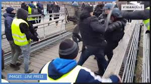Présentée d'abord sous l'intitulé : Gilets Jaunes Le Boxeur De Gendarme Activement Recherche Par La Police