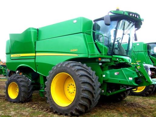 John Deere S550 Combine