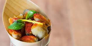 Le nostre cozze sono già precotte, per non rovinare la consistenza di questi piccoli molluschi e per rispettare al meglio le condizioni igienico sanitarie ti consigliamo di scongelarle direttamente in padella. Cozze Surgelate Rivamar