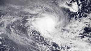 Il ciclone è un'area di bassa pressione atmosferica temporanea che si sposta progressivamente rendendo instabili le condizioni meteorologiche ( perturbazioni atmosferiche ) della regione. Il Ciclone Danilo Ora Potente Come Un Uragano Minaccia Le Mauritius