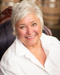 Lisa Snedden's Instagram, Twitter & Facebook