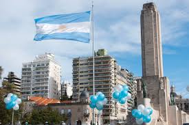 Bandera realizada con fondo de botellas plásticas. Feliz 20 De Junio Dia De La Bandera Argentina Argentina