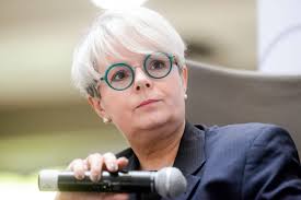 Karolina korwin piotrowska nigdy nie obawia się wygłaszać swojego zdania, nawet za cenę braku sympatii, hejtu czy nawet gróźb! Koronawirus W Polsce Karolina Korwin Piotrowska Namawia Do Bojkotu Vegi Film