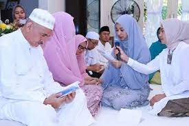Bismillahirrahmaannirrahiim, astaghfirullahal'adzim, asyhadualla illa ha illallah, wa asyhadu anna muhammadarrosulullah. Teks Izin Menikah Saat Pengajian Kepada Ayah Dan Ibu Beserta Jawaban Nya Contohsurat Pro