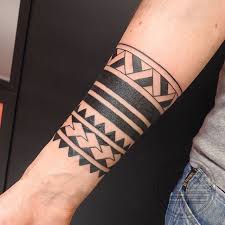 100 Disenos De Tatuajes De Antebrazo Para Hombres Otra opción bastante frecuente para los tatuajes de antebrazo en hombres son los diseños con palabras o frases. de tatuajes de antebrazo para hombres