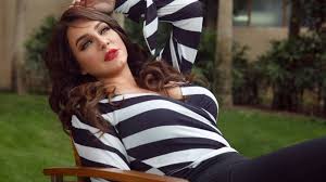 قبلة تضع سلاف فواخرجي في موقف محرج مع أولادها Fashion Women S Top Striped Top