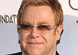 Elton John faz filantropia com velas