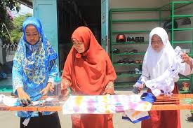 Maybe you would like to learn more about one of these? Sd Juara Yogyakarta Auf Twitter Sd Juara Yogyakarta Peringati Hari Batik Yang Jatuh Pada Tanggal 2 Oktober 2019 Siswa Kelas 1 3 Mewarnai Motif Batik Siswa Kelas 4 Membatik Dengan Teknik Jumputan Kelas 5 Ecoprint Dan Kelas