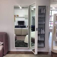 Kristalia S Foot Box Pulling Double Duty At 429richmond Functioning As Both A Mirror And Sto Idee Arredamento Soggiorno Arredamento Soggiorno Mobili Ingresso