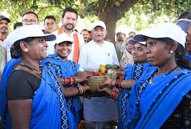 News Creation - सुशासन तिहार: सरोधी में महिला स्व सहायता समूह ने  मुख्यमंत्री को भेंट की स्थानीय उत्पादों की टोकरी