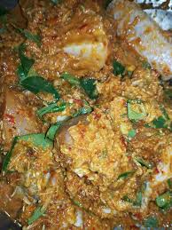 Dalam pengisar, masukkan bawang putih, bawang merah, halia, serai dan lengkuas, dan rehatkan ayam goreng berempah yang dimasak di atas beberapa tuala kertas untuk mengeluarkan minyak lebihan sebelum dihidangkan. Resepi Ayam Goreng Berempah