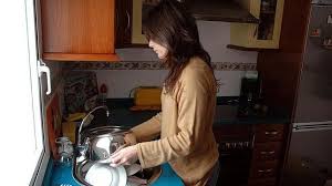 Las bayetas de cocina pueden tener hasta seis veces más bacterias que el botón de la cadena del wáter, según un reciente estudio del consejo de higiene global. Mas Bacterias En La Bayeta De La Cocina Que En El Boton Del Inodoro