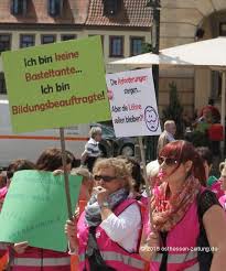 Der aufruf wird den mitgliedern und der öffentlichkeit von den örtlichen geschäftsstellen bekanntgegeben. 120 Erzieher Gehen Auf Die Strasse Demo Fur Bessere Bedingungen