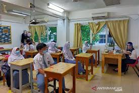 Proses belajar mengajar digelar dengan protokol kesehatan yang ketat. Sekolah Indonesia Kuala Lumpur Mulai Belajar Kembali Di Sekolah Antara News