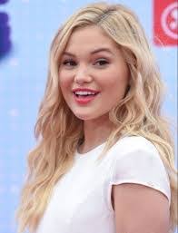 Alexis Cullen's Instagram, Twitter & Facebook