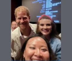 Príncipe Harry aparece de sorpresa en un cine de Chula Vista