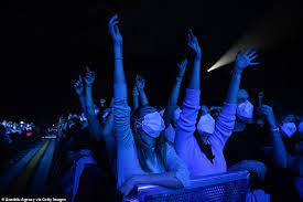 5 000 Fans In Masks Pack Into Barcelona Concert After Passing Same Day Coronavirus Test Daily Mail Online