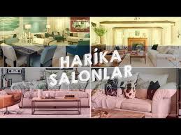 Şömine kısmında kullanılan siyah tuğla kaplama duvarlar ve aksesuar koymak için şömine üstünde düşünülmüş ahşap raf. 2020 Nin Salon Dekorasyonu Moda Trendleri By Dekorasyon